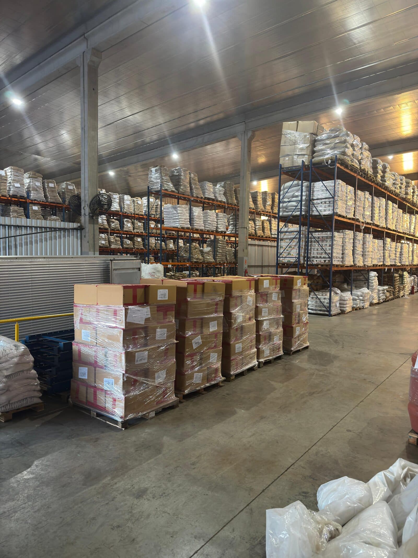 Estoque paletizado em racks no centro de distribuição