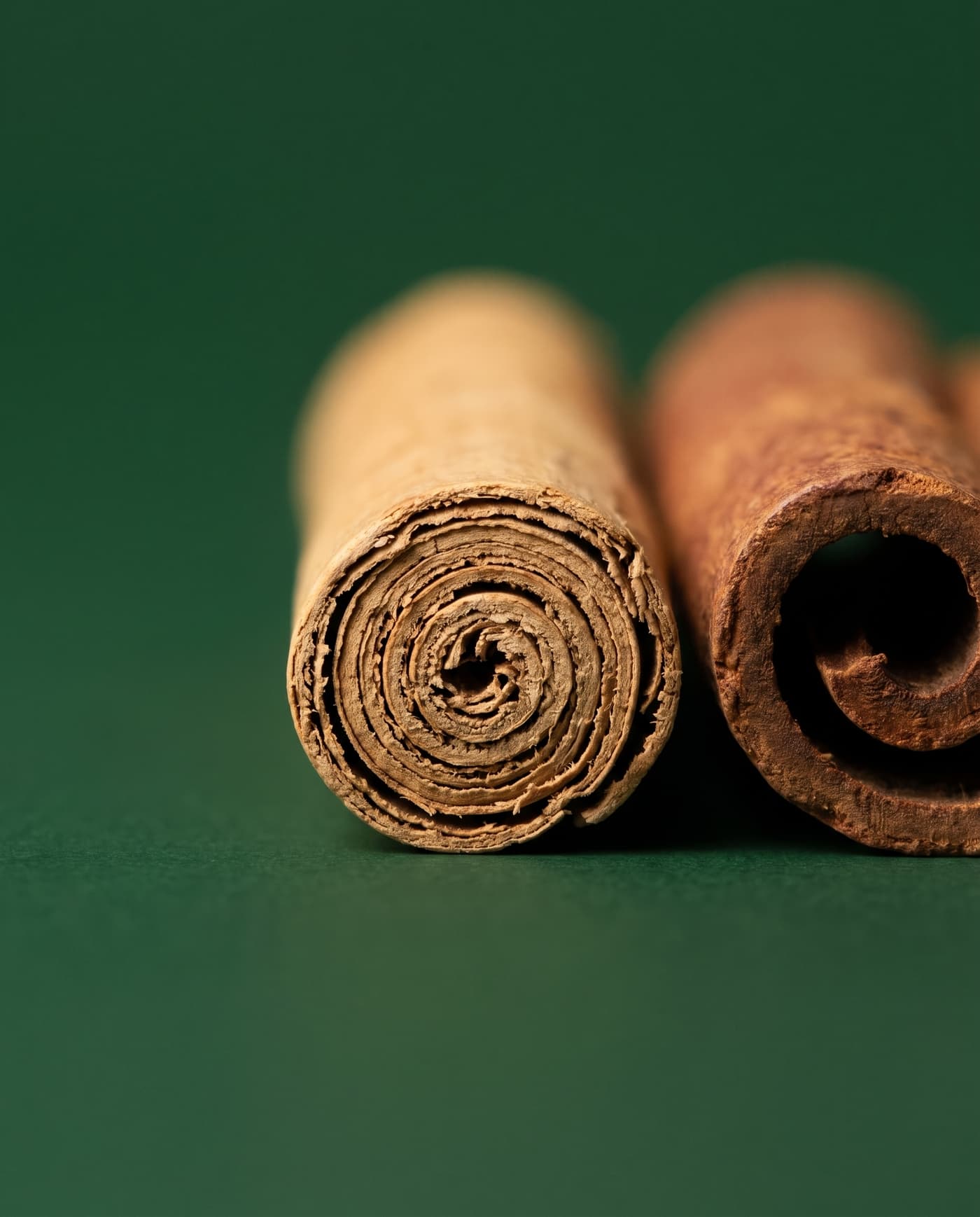 Canela — A Vera é clara e fina; a cássia, grossa e escura.